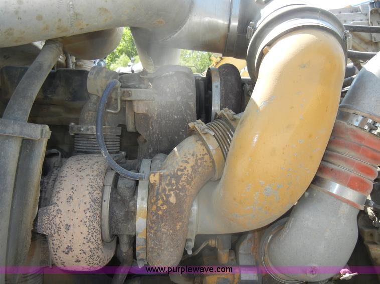 image for item D4174 2005 Peterbilt 379 triple axle semi truck