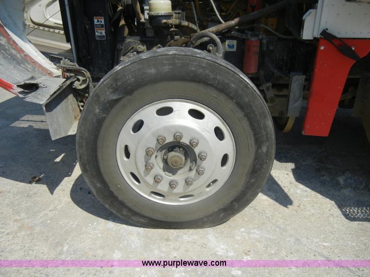 image for item D4174 2005 Peterbilt 379 triple axle semi truck