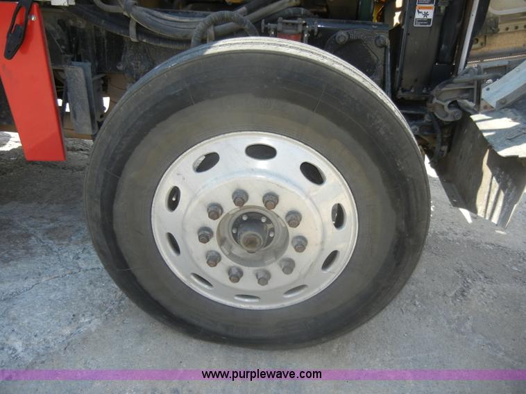 image for item D4174 2005 Peterbilt 379 triple axle semi truck