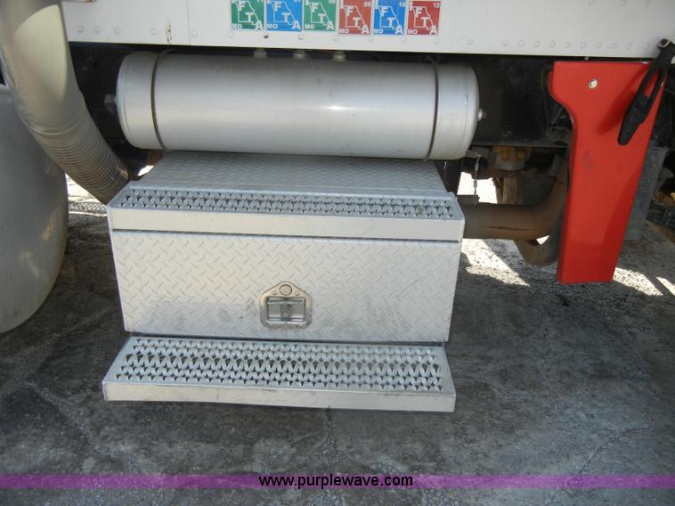 image for item D4174 2005 Peterbilt 379 triple axle semi truck