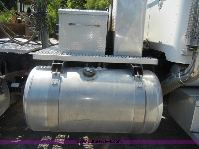 image for item D4174 2005 Peterbilt 379 triple axle semi truck