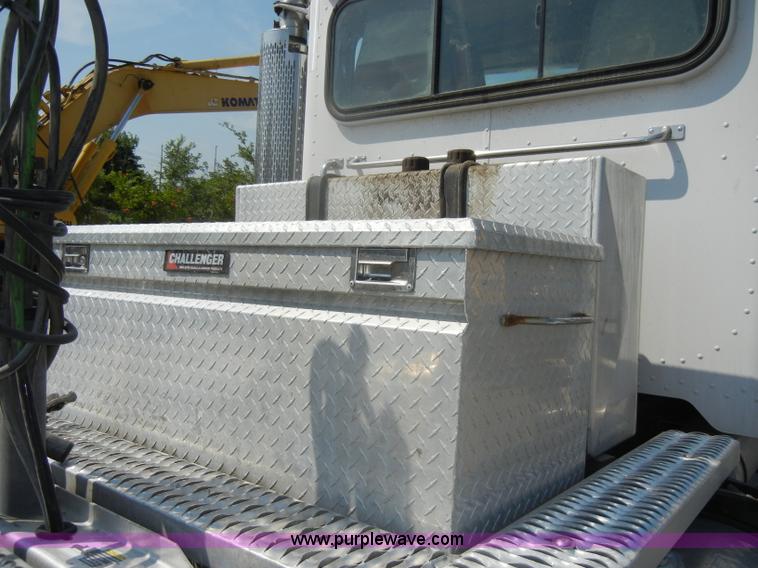 image for item D4174 2005 Peterbilt 379 triple axle semi truck