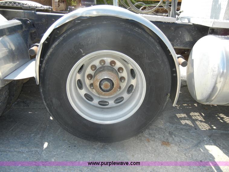 image for item D4174 2005 Peterbilt 379 triple axle semi truck