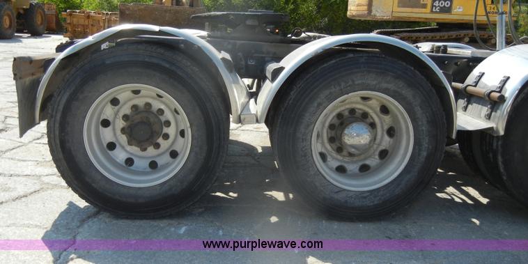 image for item D4174 2005 Peterbilt 379 triple axle semi truck