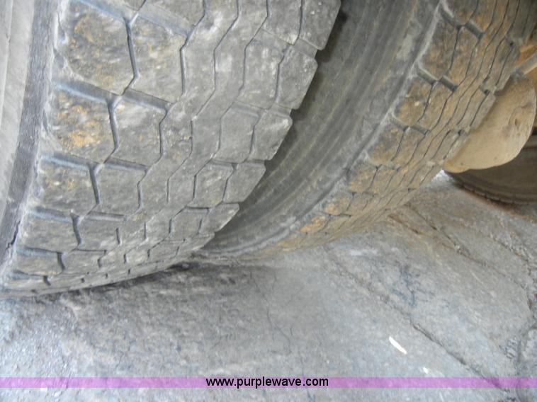 image for item D4174 2005 Peterbilt 379 triple axle semi truck