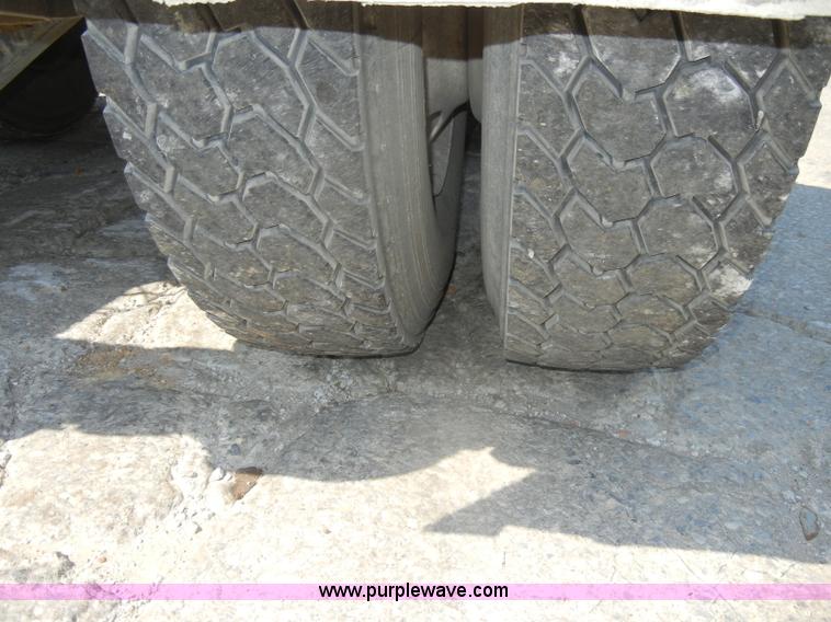 image for item D4174 2005 Peterbilt 379 triple axle semi truck