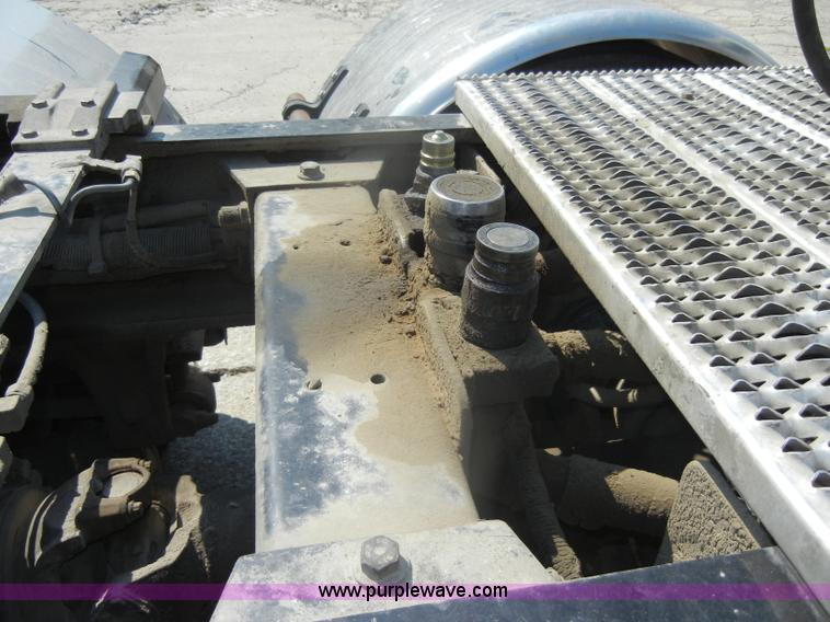 image for item D4174 2005 Peterbilt 379 triple axle semi truck