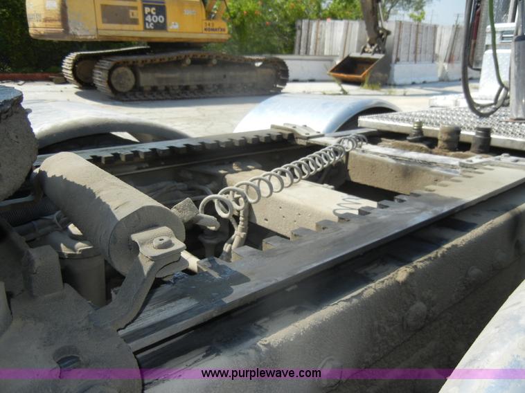 image for item D4174 2005 Peterbilt 379 triple axle semi truck