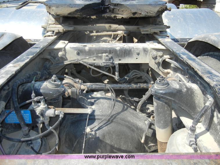 image for item D4174 2005 Peterbilt 379 triple axle semi truck