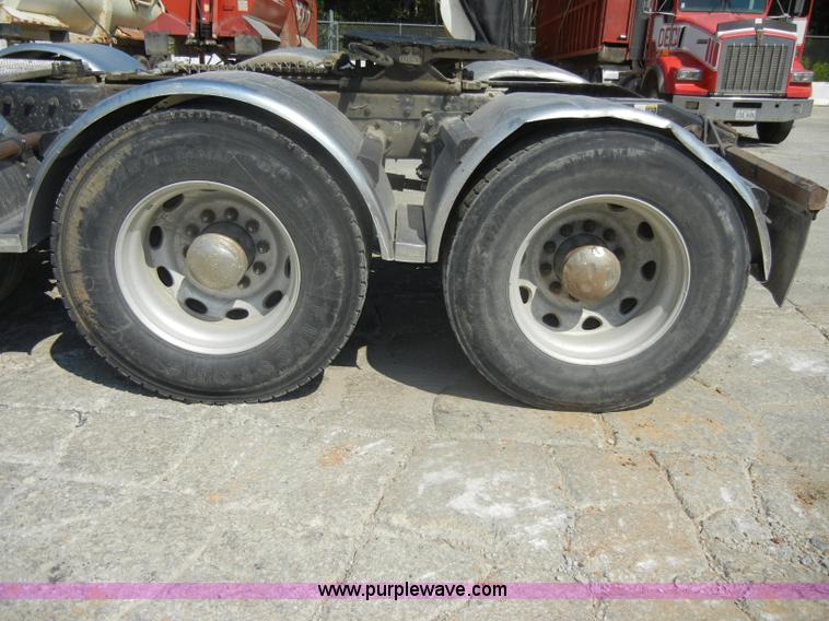 image for item D4174 2005 Peterbilt 379 triple axle semi truck