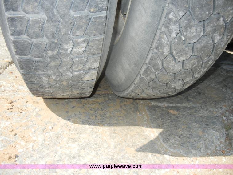 image for item D4174 2005 Peterbilt 379 triple axle semi truck