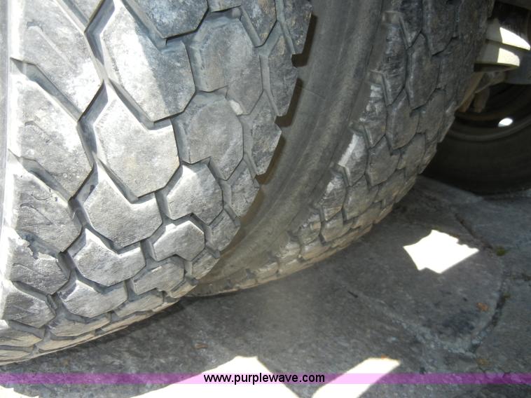 image for item D4174 2005 Peterbilt 379 triple axle semi truck