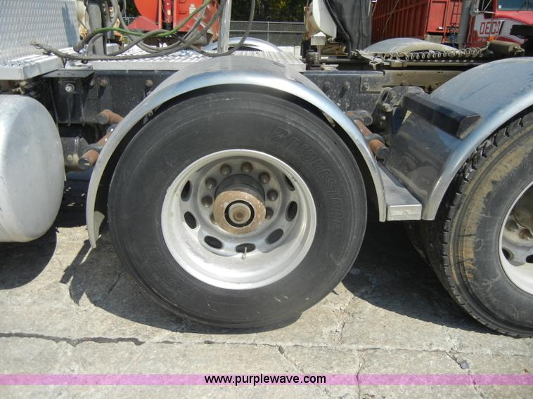 image for item D4174 2005 Peterbilt 379 triple axle semi truck