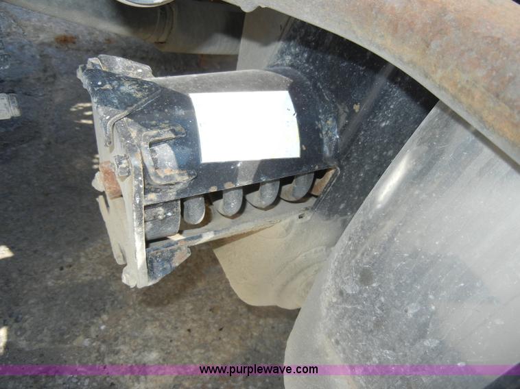 image for item D4174 2005 Peterbilt 379 triple axle semi truck