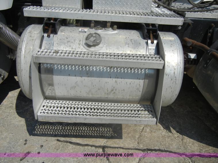 image for item D4174 2005 Peterbilt 379 triple axle semi truck