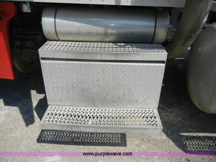 image for item D4174 2005 Peterbilt 379 triple axle semi truck