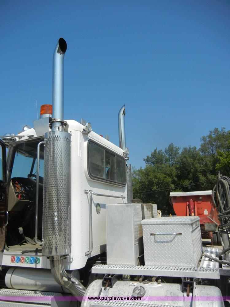 image for item D4174 2005 Peterbilt 379 triple axle semi truck