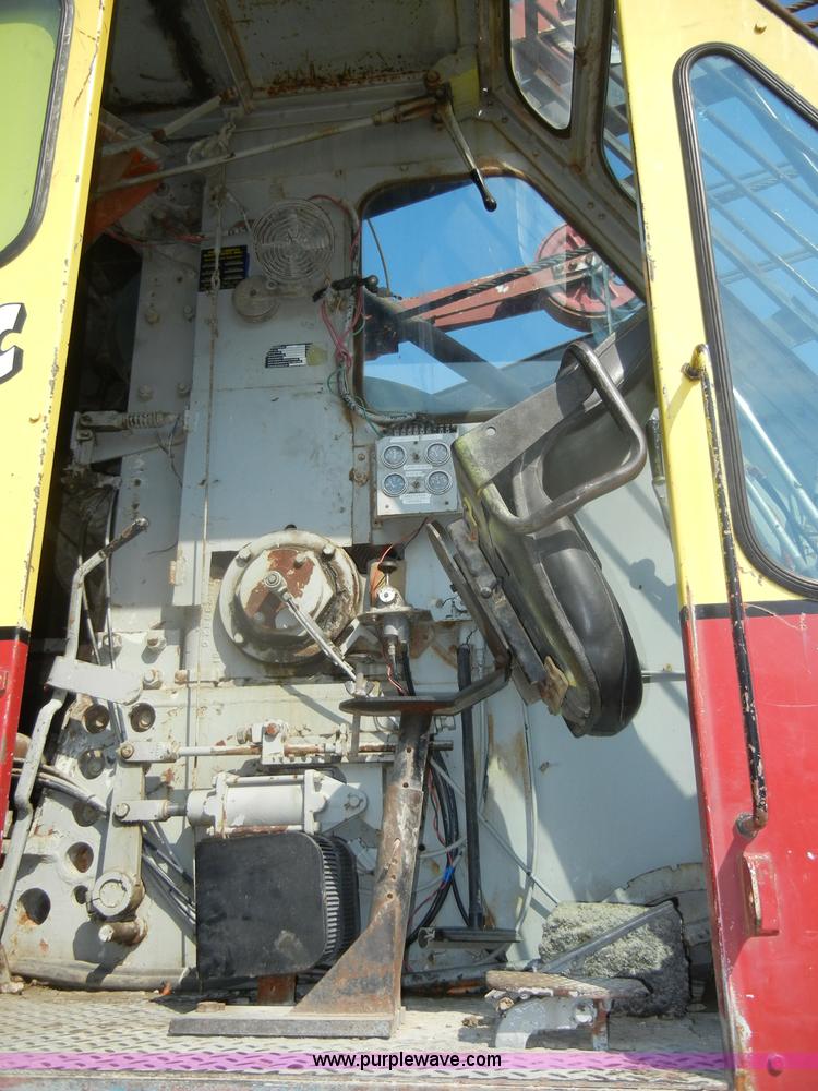 image for item D4175 Manitowoc 3000 track crane