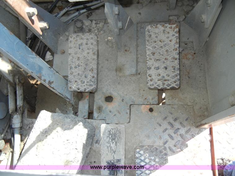 image for item D4175 Manitowoc 3000 track crane