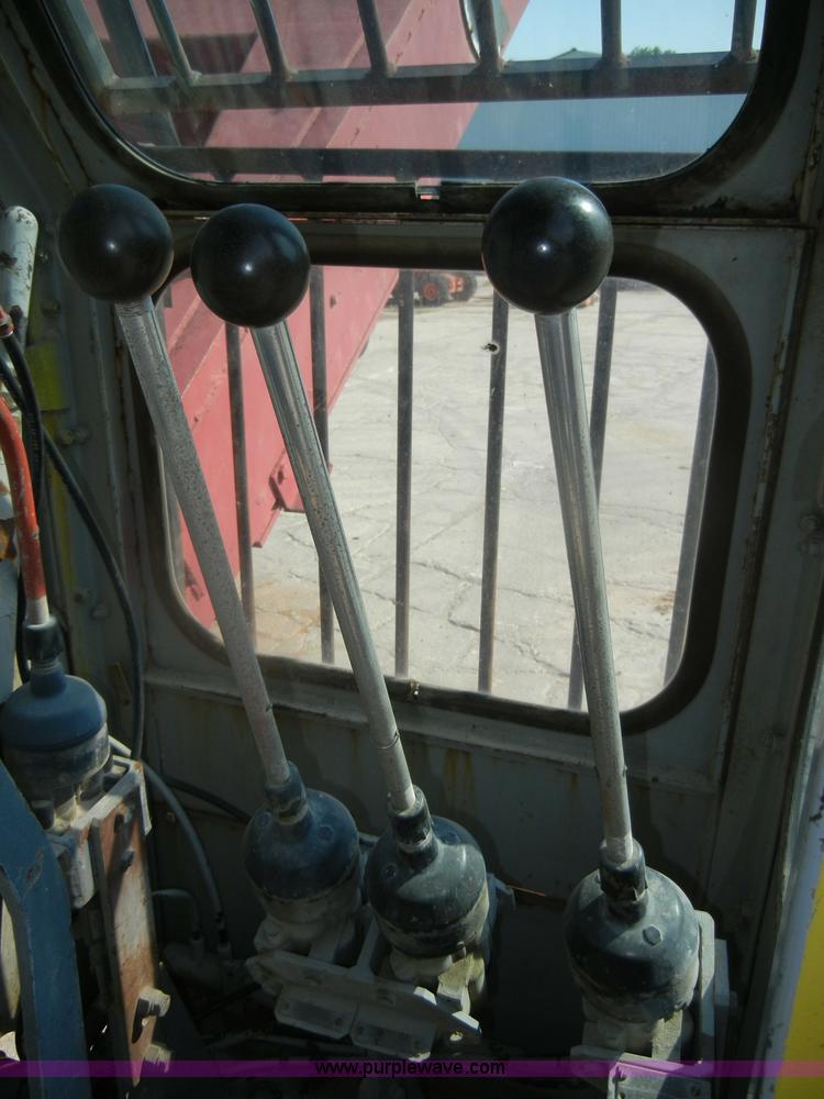 image for item D4175 Manitowoc 3000 track crane