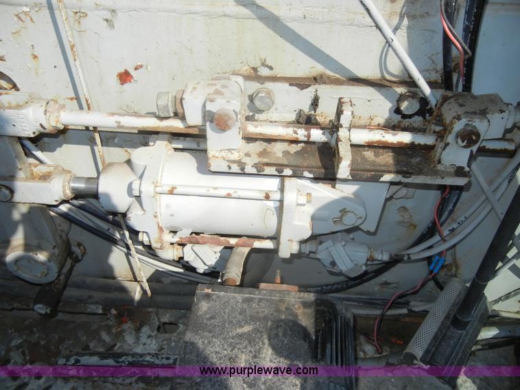 image for item D4175 Manitowoc 3000 track crane