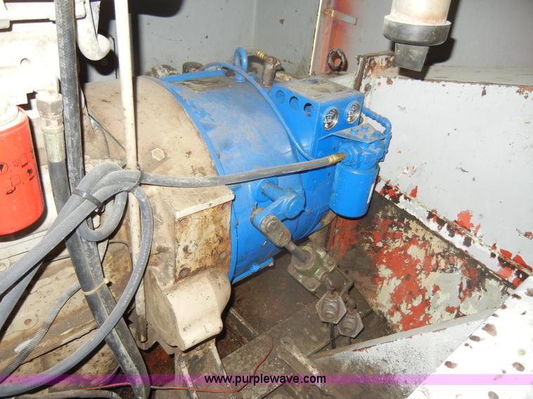 image for item D4175 Manitowoc 3000 track crane