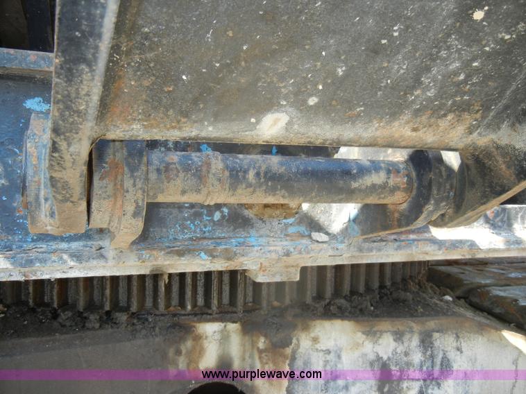 image for item D4175 Manitowoc 3000 track crane