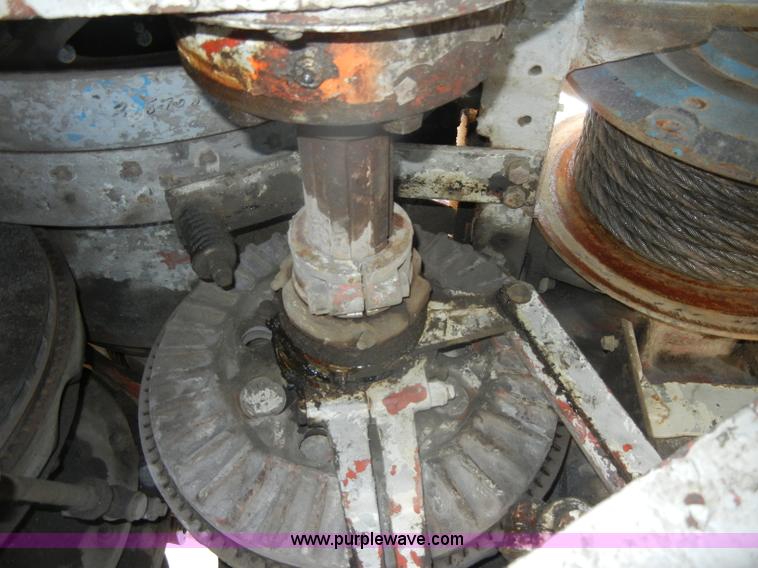 image for item D4175 Manitowoc 3000 track crane