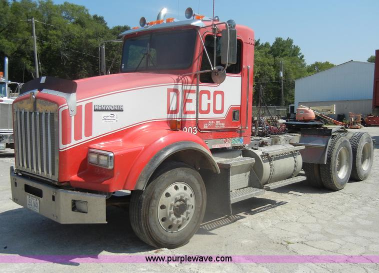 image for item D4179 2000 Kenworth T800 semi truck