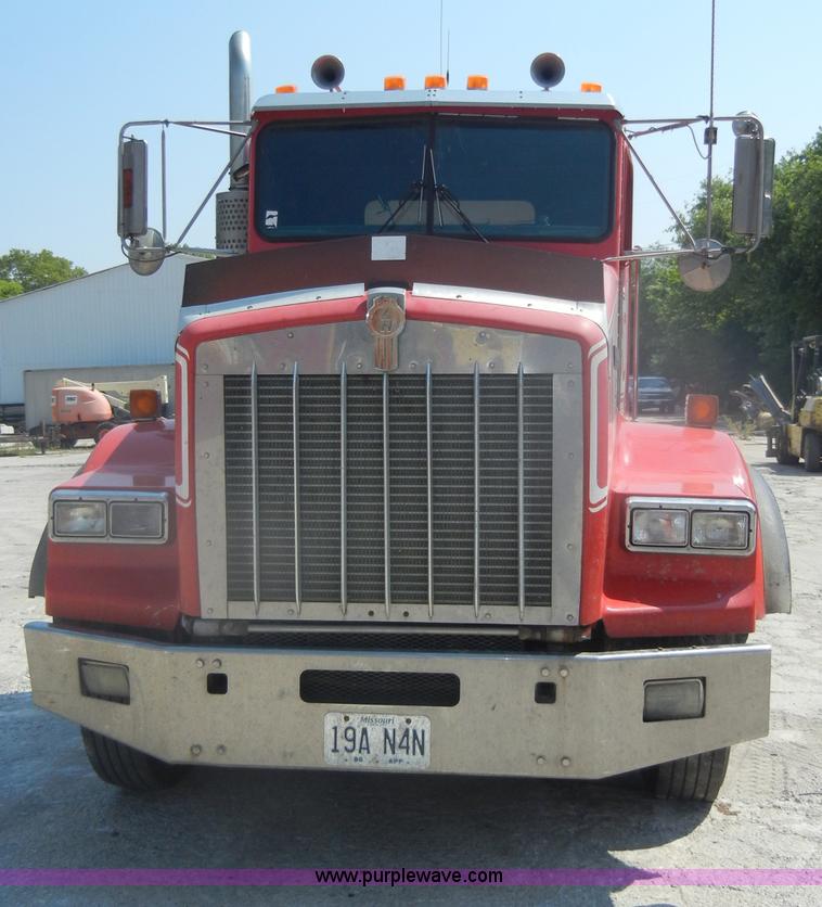 image for item D4179 2000 Kenworth T800 semi truck