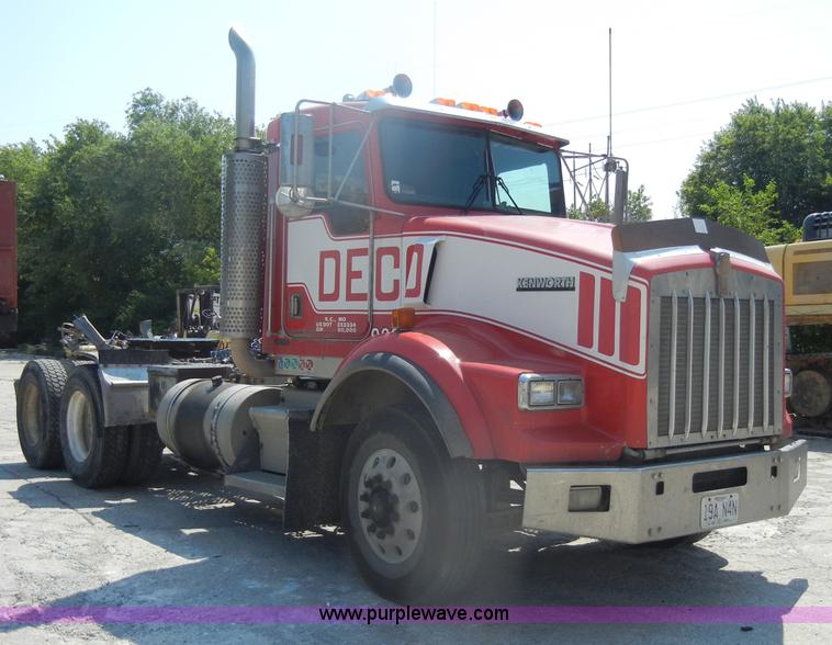 image for item D4179 2000 Kenworth T800 semi truck