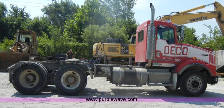 image for item D4179 2000 Kenworth T800 semi truck