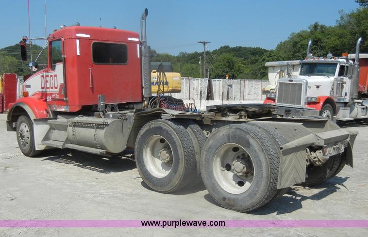 image for item D4179 2000 Kenworth T800 semi truck