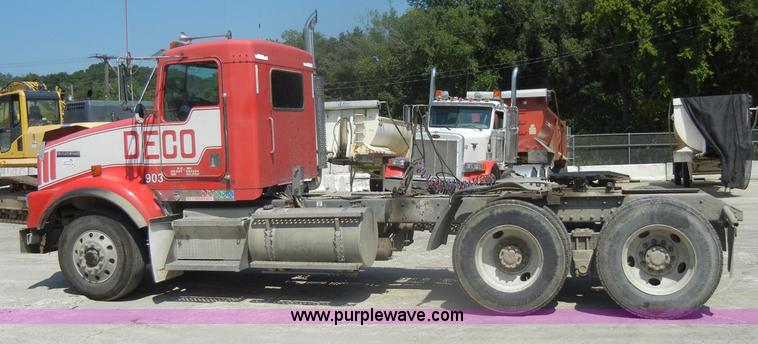 image for item D4179 2000 Kenworth T800 semi truck