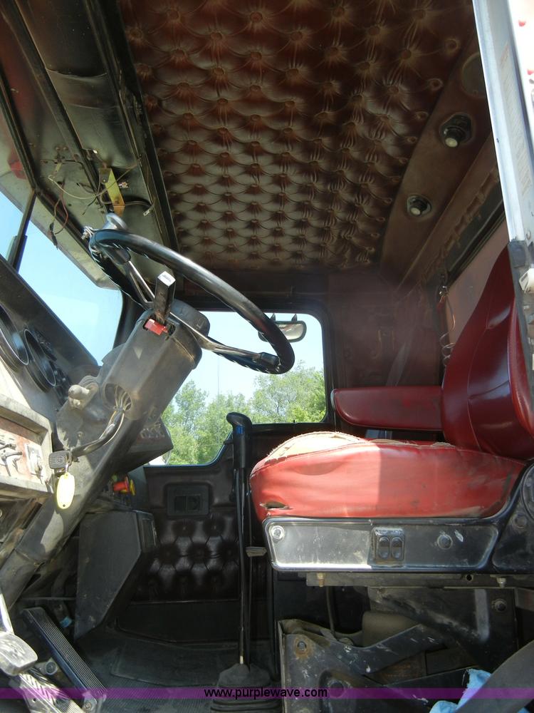 image for item D4179 2000 Kenworth T800 semi truck