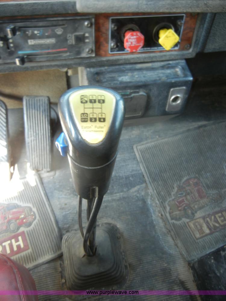 image for item D4179 2000 Kenworth T800 semi truck