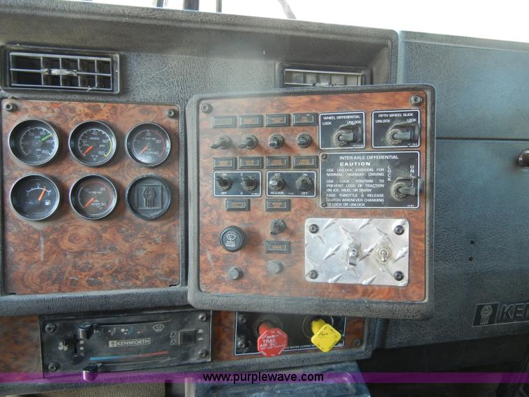 image for item D4179 2000 Kenworth T800 semi truck