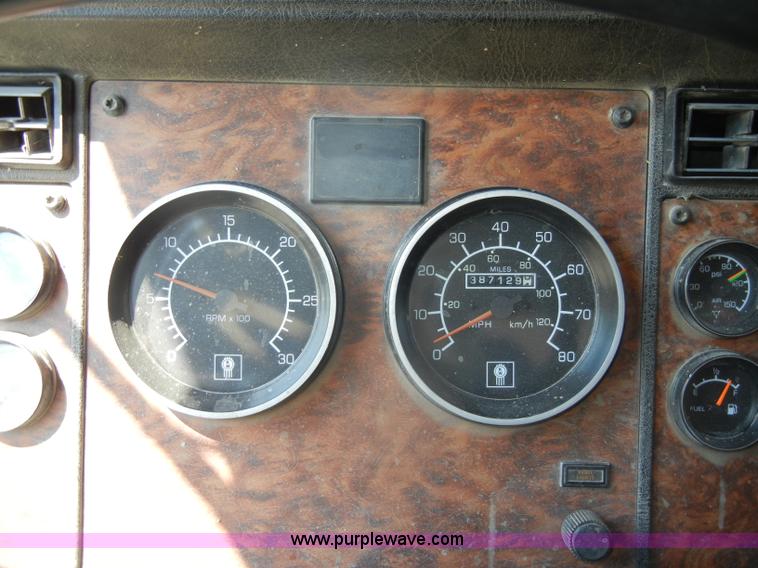 image for item D4179 2000 Kenworth T800 semi truck