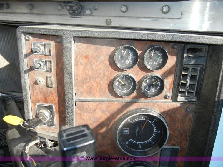 image for item D4179 2000 Kenworth T800 semi truck