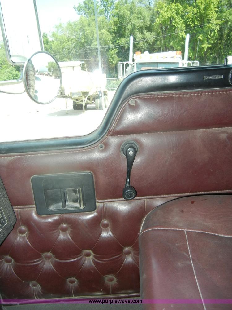 image for item D4179 2000 Kenworth T800 semi truck