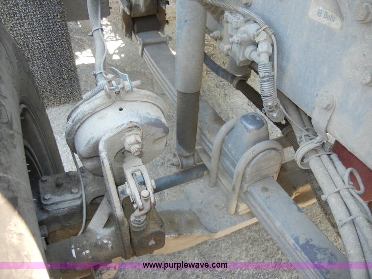 image for item D4179 2000 Kenworth T800 semi truck