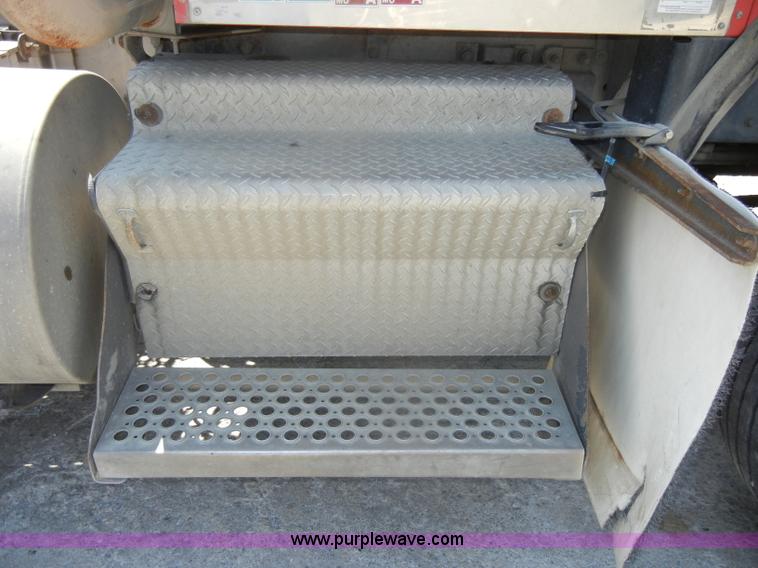 image for item D4179 2000 Kenworth T800 semi truck