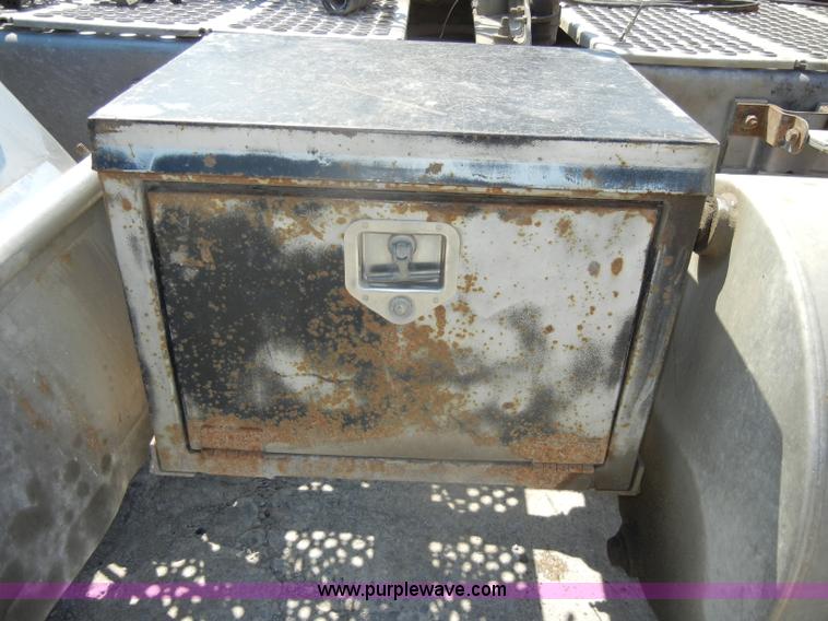 image for item D4179 2000 Kenworth T800 semi truck