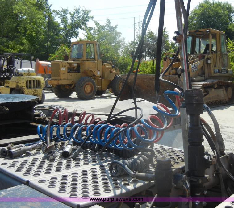 image for item D4179 2000 Kenworth T800 semi truck