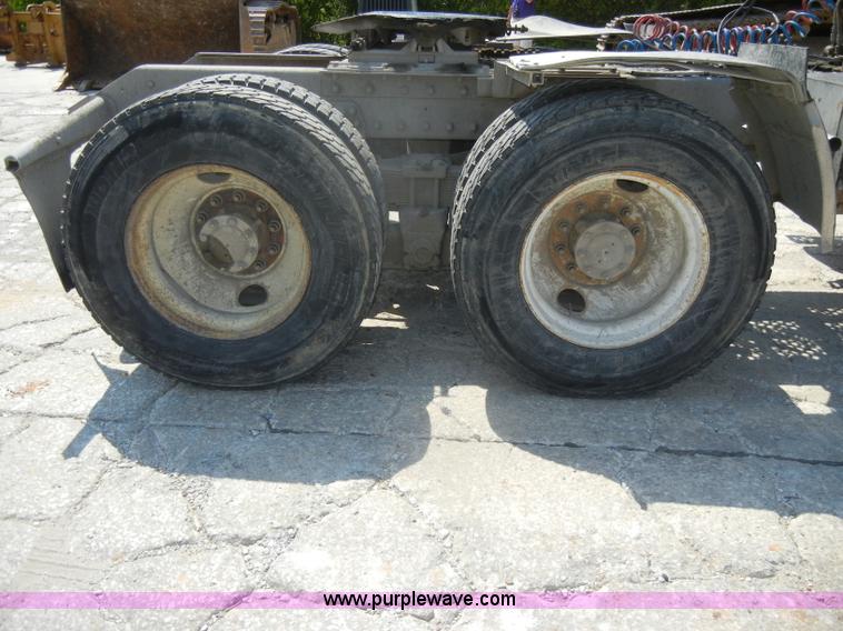 image for item D4179 2000 Kenworth T800 semi truck