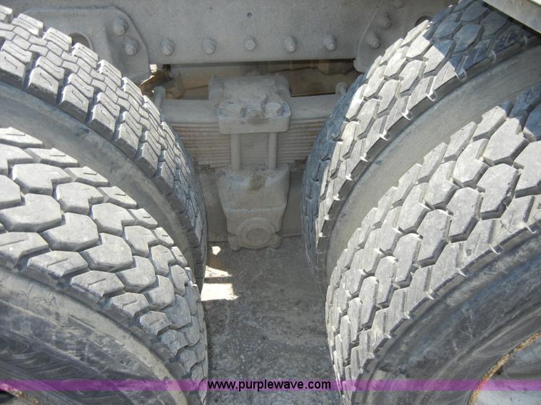 image for item D4179 2000 Kenworth T800 semi truck