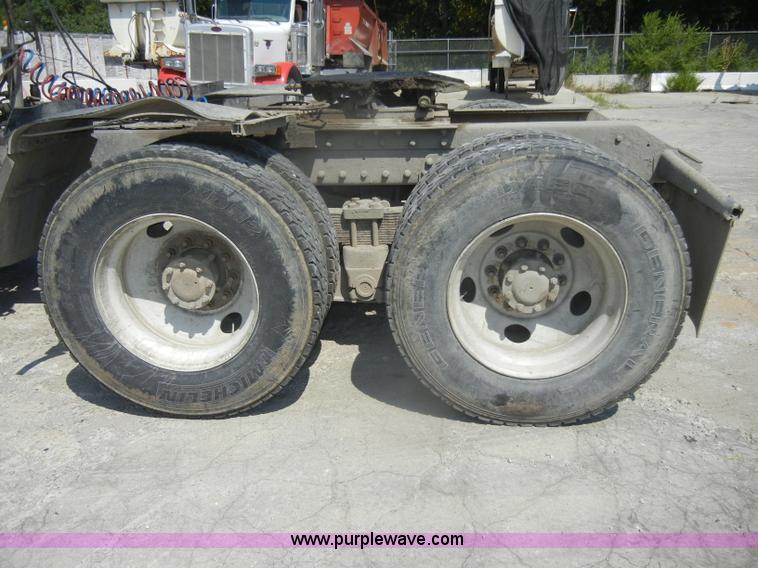 image for item D4179 2000 Kenworth T800 semi truck