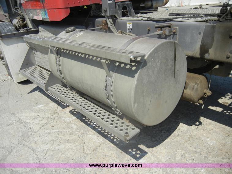 image for item D4179 2000 Kenworth T800 semi truck