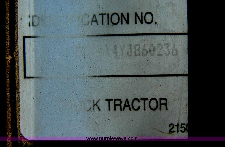 image for item D4179 2000 Kenworth T800 semi truck