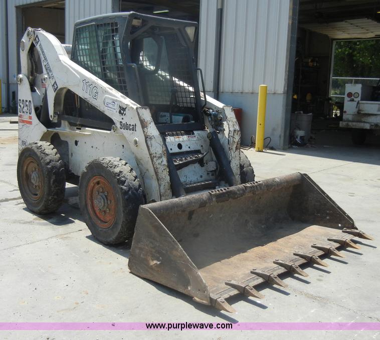 image for item D4180 2002 Bobcat S250 skid steer